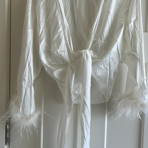 🤍White Satin Feathered Set 🤍 - Picture 7 of 11